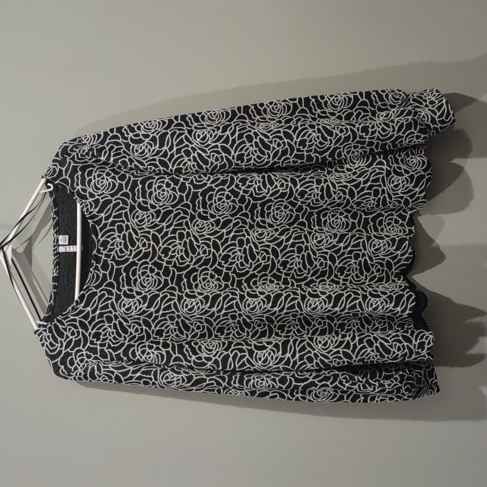 Elle long sleeve Black and White Flower patterned Top